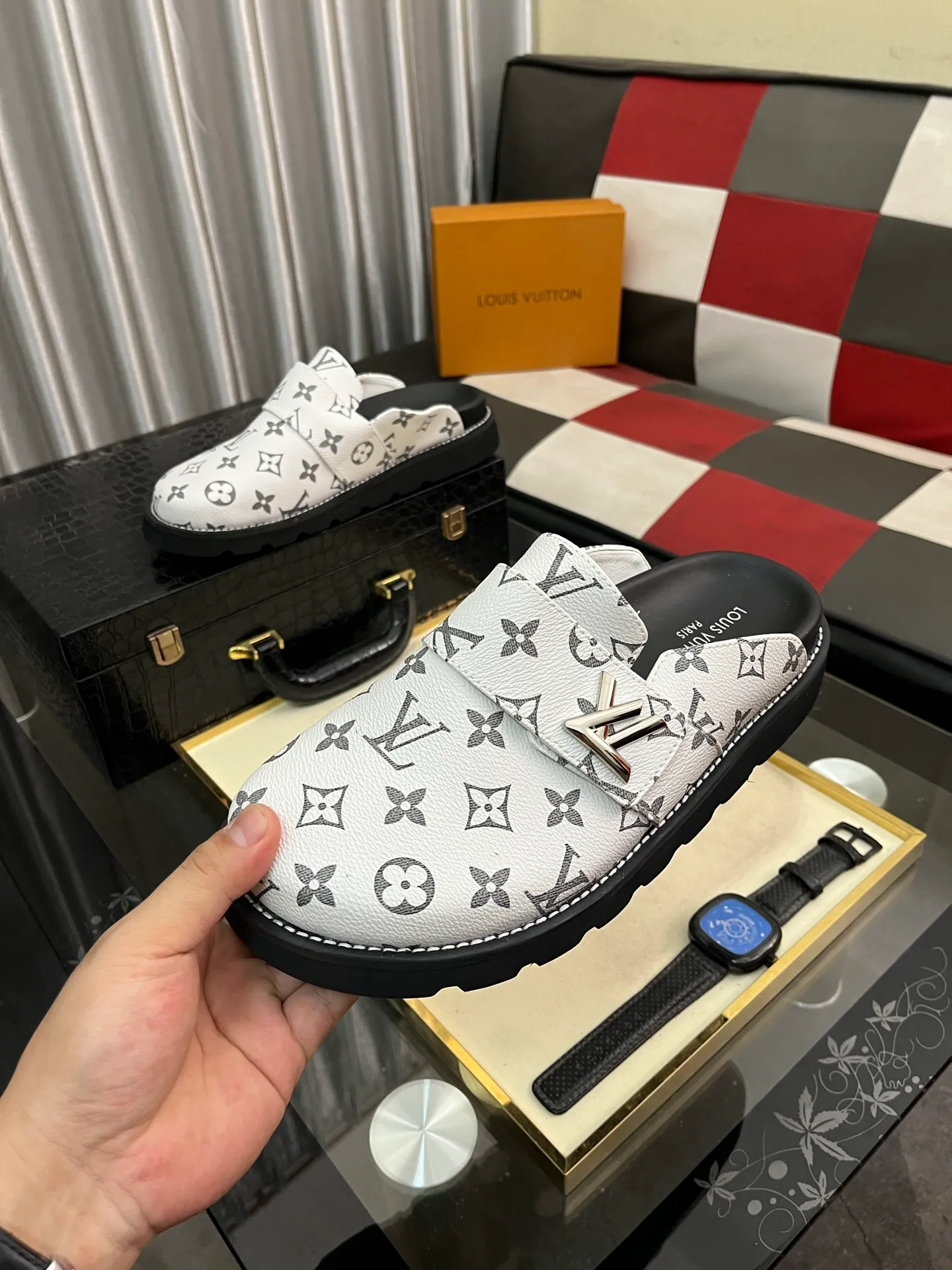 Men's men's shoes 💰420⌚️⌚️lv new Baotou half-slippers winterbreak comfert flat slippers lv letter and monogram floral embellished leather pattern, with sheepskin lining, suitable for indoor and outdoor wear. The water table is made of high-density foam material, which is light and comfortable. The sole has a certain thickness and the anti-aging effect is also good! Premium size: 38-444️⃣Colors available